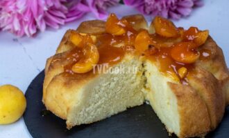 Пирог-манник с абрикосами на молоке