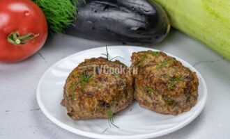 Котлеты из мясного фарша с овощами