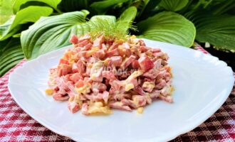 Салат с копченой колбасой, помидорами и сыром