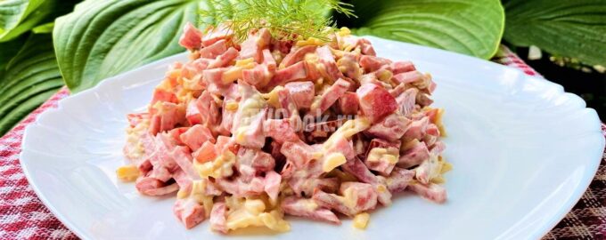 Салат с копченой колбасой, помидорами и сыром