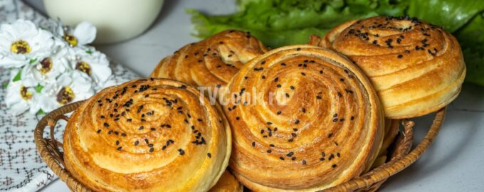 Курники с курицей и картошкой из слоеного теста