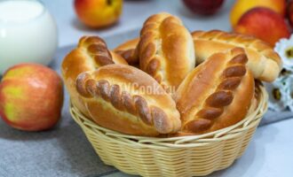 Пирожки из дрожжевого теста с яблоками