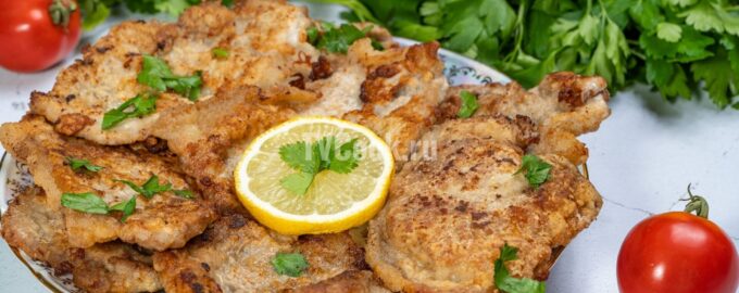 Свиные отбивные с репчатым луком и специями