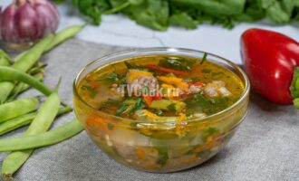 Овощной суп с мясными фрикадельками и фасолью