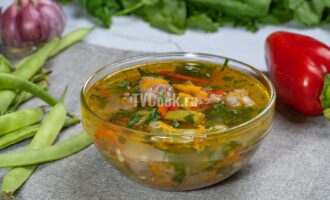 Овощной суп с мясными фрикадельками и фасолью