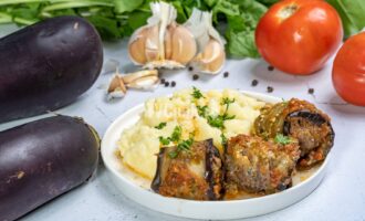 Мясные котлеты в баклажанных слайсах