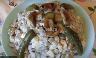 Салат со свиным языком и грибами